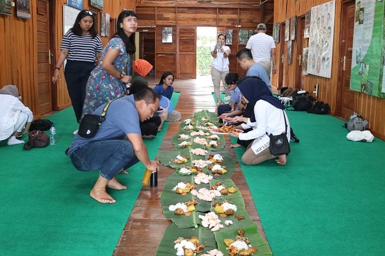 Suasana makan yang disediakan berupa liwetan, atau makan berramai-ramai di atas daun pisang di Saung Sarongge, Saung Sarongge merupakan desa wisata edukasi yang berada di kaki Gunung Gede Kabupaten Cianjur.