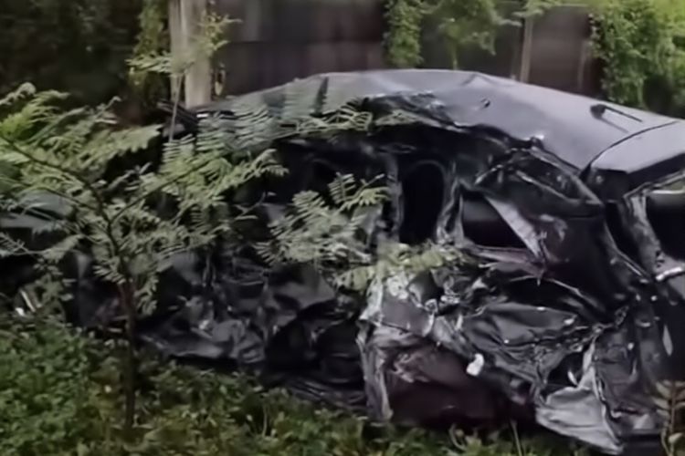 Mobil ringsek usai tertemper kereta Bandara Soekarno-Hatta (Basoetta) di perlintasan Jalan Alastua, Semanan, Kalideres, Jakarta Barat, Jumat (19/12/2025)