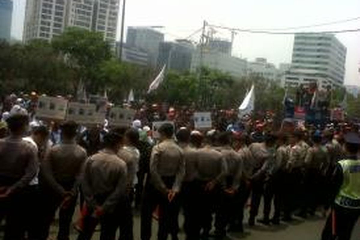 Demo buruh di kantor Apindo

Ratusan buruh telah memadati depan kantor Apindo, Gedung Permata Kuningan, Jakarta, Kamis (7/11/2013).Kompas.com/Ummi Hadyah Saleh