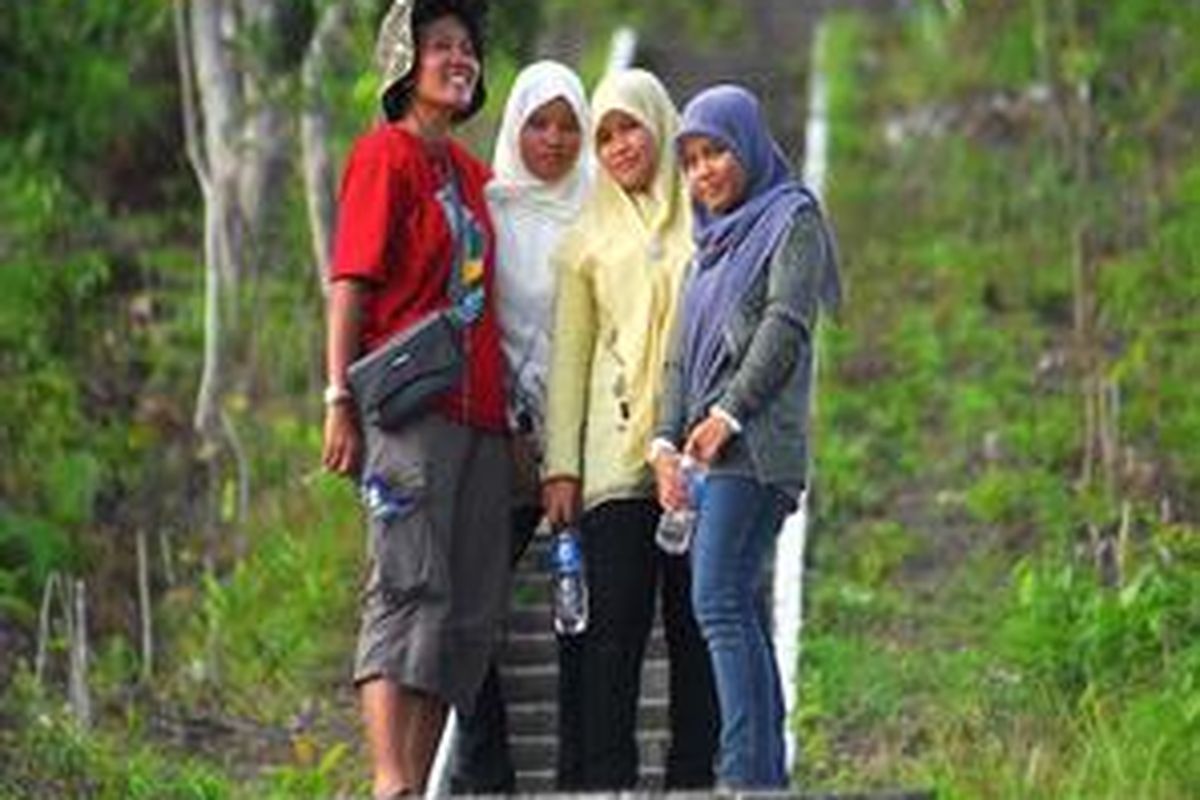 Ari saat mengunjungi Barus, Sumatera Utara. Traveling seorang diri membuatnya lebih leluasa melakukan pendekatan personal dengan penduduk lokal. 