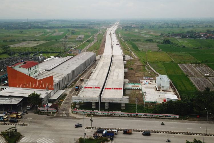 Pembangunan Jalan Tol Solo-Yogyakarta-YIA Kulon Progo sepanjang 96,57 kilometer.