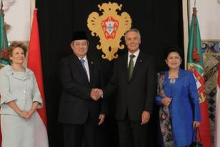 Presiden SBY dan Ibu Ani serta Presiden Portugal Anibal Cavaco Silva dan Nyonya Maria Cavaco Silva di Istana Kepresidenan Palacio de Belem, Lisabon, Portugal, Jumat (19/9) pagi. 