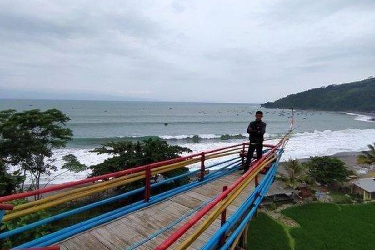 Pantai Cikembang di Desa Pasirbaru, Kecamatan Cisolok, Kabupaten Sukabumi, Jawa Barat.