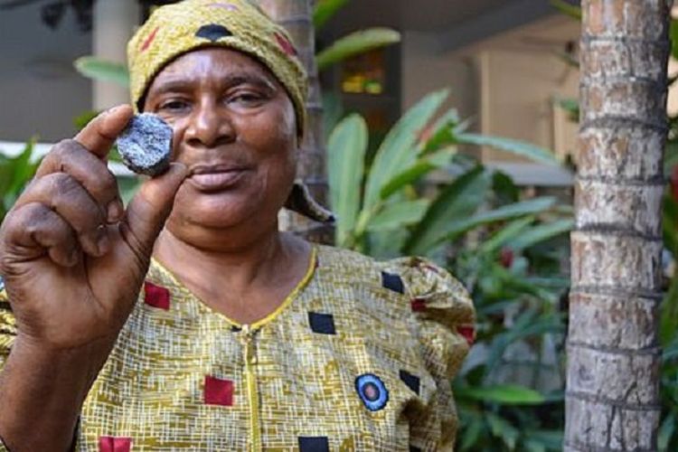 Pili Hussein, seorang perempuan Tanzania, menyamar menjadi laki-laki dan berhasil mengelabui laki-laki pekereja tambang selama hampir 10 tahun.