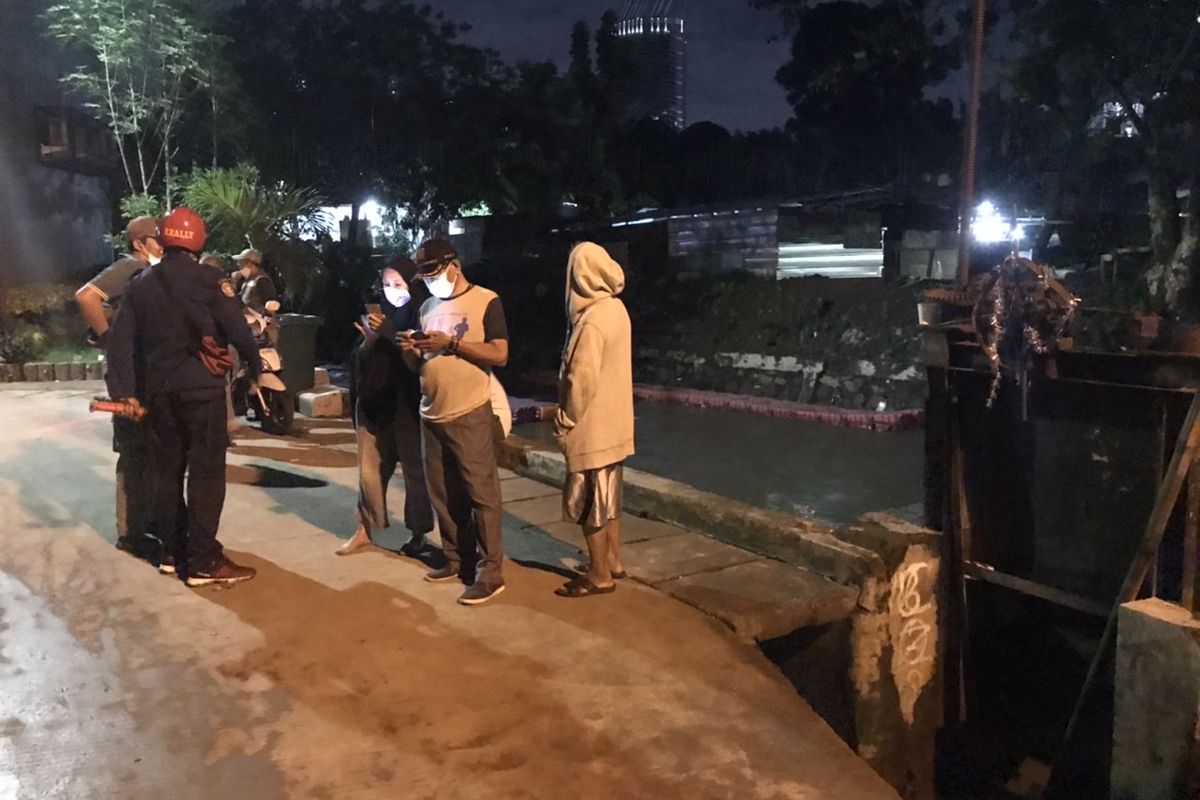 Pencarian bocah bernama Rizki Febriansyah (5) yang diduga hanyut di Kali Mampang, Mampang Prapatan, Jakarta dihentikan pada Minggu (1/11/2020) sekitar pukul 19.30 WIB.