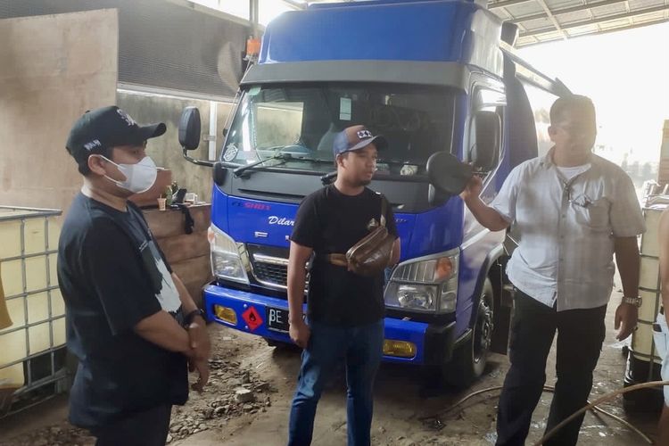 Anggota Polda Lampung saat penggerebekan gudang penimbunan BBM di Kecamatan Rajabasa, Kota Bandar Lampung, Kamis (5/10/2023).