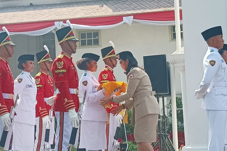 Paskibraka pembawa baki bendera merah putih yang akan dikibarkan di upacara HUT ke-78 RI, Lilly Indriani Suparman Wenda asal Papua Pegunungan sedang bersiap melaksanakan tugasnya di Istana Merdeka, Jakarta, Kamis (17/8/2023).