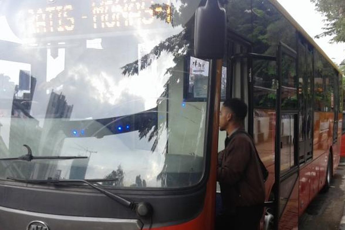 Selasa (5/4/2016), Pemprov DKI menyiagakan 20 unit bus Transjakarta untuk menghadapi simulasi penghapusan jalur Three in One. Ada dua titik bus yang telah disiapkan yakni Bundaran Senayan dan Halte Harmoni