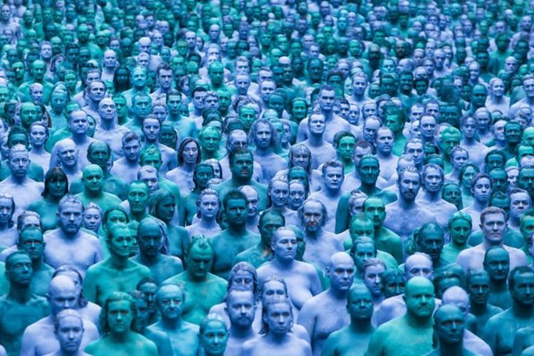 Ketelanjangan yang membebaskan: ratusan orang bertelanjang dengan memulas tubuh dengan warna biru untuk seniman Spencer Tunick pada tahun 2016.