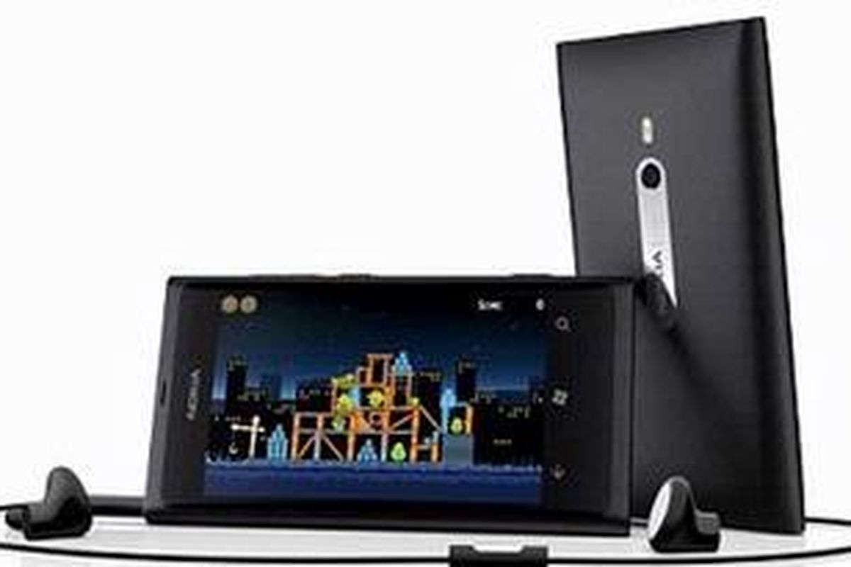 Tech insiders have given the new Nokia Lumia 800 a cautious thumbs up, praising the sleek form factor and low price. Windows Phone was already a hit with many tech sites - but the handsets were often expensive  