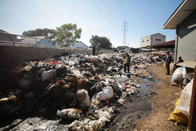 Kondisi tumpukan sampah di kawasan Pasar Gedebage, Kota Bandung, Jawa Barat, Senin (28/4/2025). 