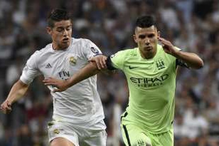 Penyerang Manchester City, Sergio Aguero, mendapatkan pengawalan dari gelandang Real Madrid, James Rodriguez, dalam laga semifinal kedua Liga Champions di Stadion Santiago Bernabeu, Rabu (4/5/2016) waktu setempat.