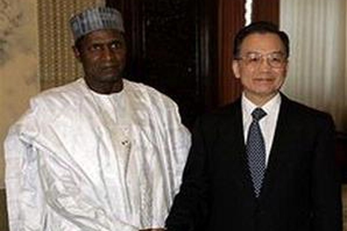Presiden Sudan Umaru Yar'Adua (kiri) saat bertemu dengan Perdana Menteri China Wen Jiabao di Beijing, Februari 2008.
