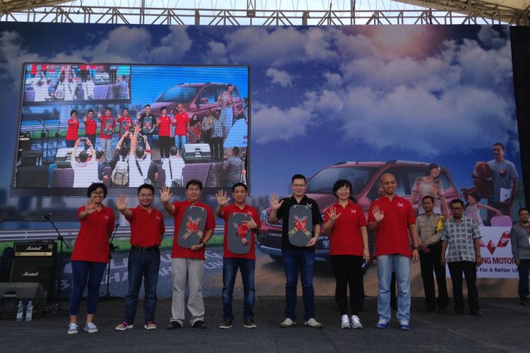 Penyerahan hadiah ke tiga orang berhasil menang undian Wuling Motors. 