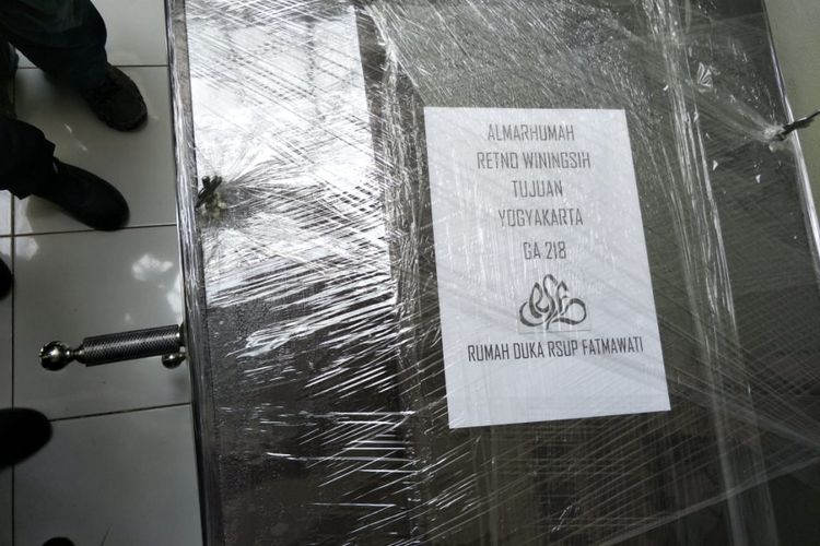 Peti yang membawa jenazah ibunda Roro Fitria, Raden Retno Winingsih, dibungkus plastik karena akan diterbangkan ke Yogyakarta, Senin (15/10/2018).
