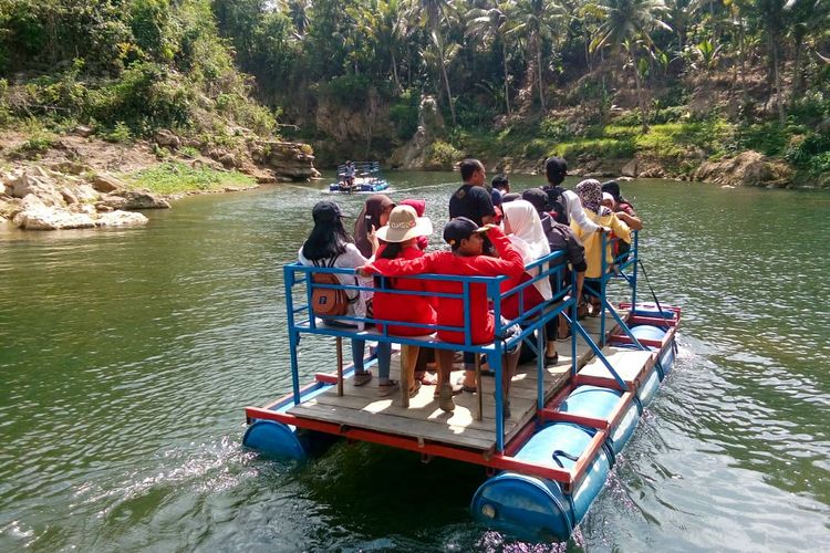 Tempat wisata Air Terjun Sri Gethuk di Gunungkidul, Yogyakarta.