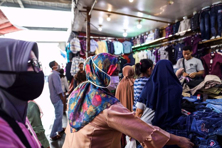 Warga saat berbelanja di tengah pembatasan sosial berskala besar (PSBB) di Pasar Tanah Abang, Jakarta Pusat, Senin (18/5/2020). Pedagang kembali meramaikan pasar Tanah Abang, saat Pemerintah Provinsi DKI Jakarta kembali memperpanjang penutupan sementara Pasar Tanah Abang hingga 22 Mei 2020 untuk mengurangi kerumunan orang di ruang publik guna mencegah penyebaran COVID-19.(KOMPAS.com/GARRY LOTULUNG)