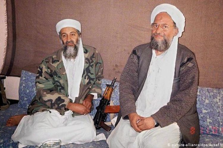 Foto sebuah surat kabar tertanggal 08 November 2001 menunjukkan Osama bin Laden (kiri) duduk bersama wakilnya Ayman al-Zawahiri (kanan) di tempat persembunyian di lokasi yang dirahasiakan di Afghanistan.
