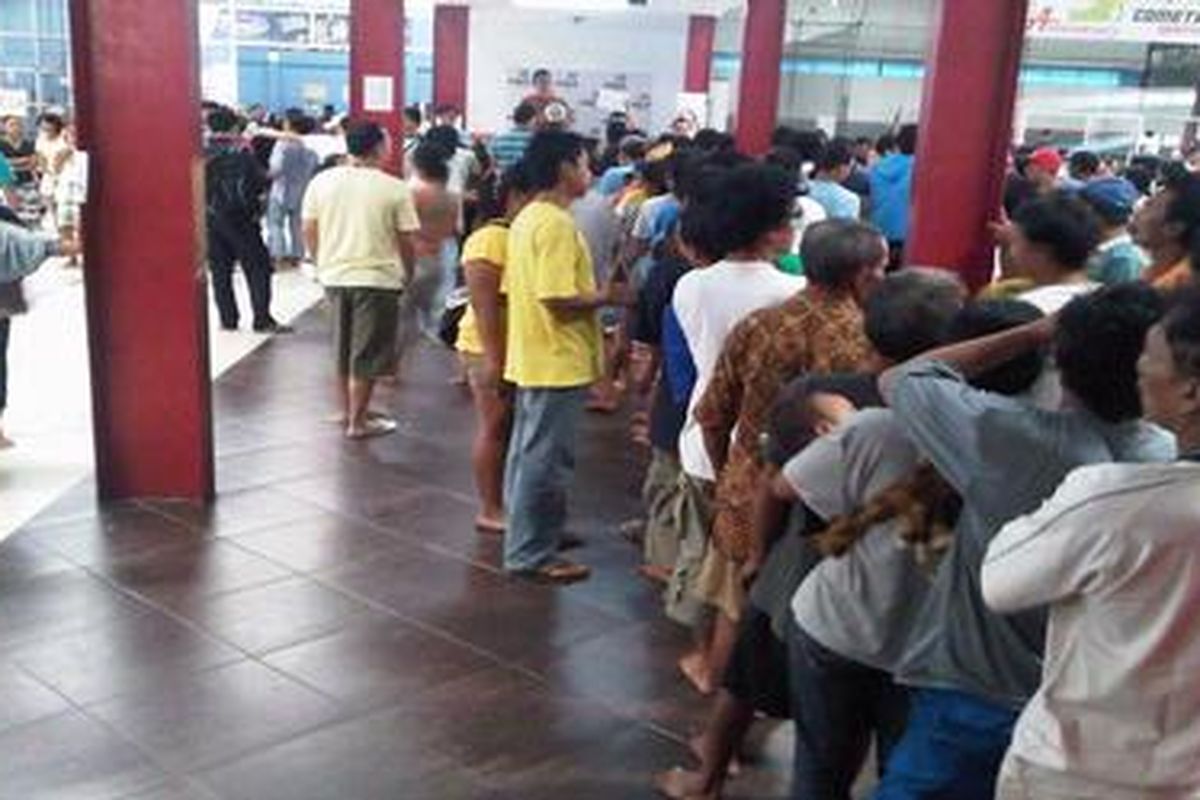 Para pengungsi di Cometa Futsal Jalan Pluit Selatan Raya mengantre untuk mendaftarkan pilihan mereka, Kamis (24/1/2013). Mereka diberi pilihan untuk pindah ke pos lain, ke rusun, atau kembali ke rumah. Ternyata yang mendaftar ke Rusun Marunda sangat sedikit.