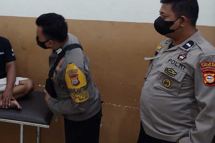Seorang sopir taxi online di Kabupaten Takalar, Sulawesi Selatan menjadi korban teror busur panah. Minggu, (1/5/2022).