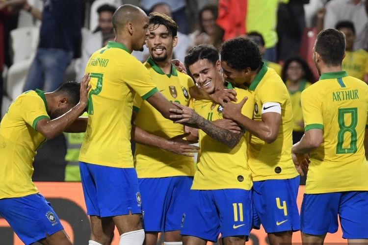 Philippe Coutinho merayakan gol bersama rekan-rekannya pada pertandingan Brasil vs Korea Selatan dalam laga persabatan di Abu Dhabi, 19 November 2019. 