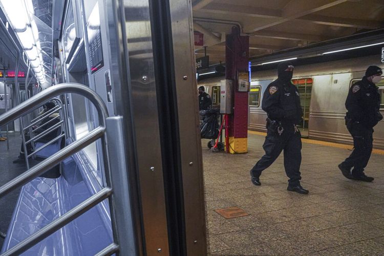 Polisi berpatroli di kereta bawah New York menyusul serangan penusukan mematikan, Sabtu (13/2/2021).