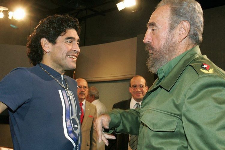 Legenda sepak bola asal Argentina, Diego Maradona, bertemu dengan Pemimpin Revolusi Cuba, Fidel Castro.