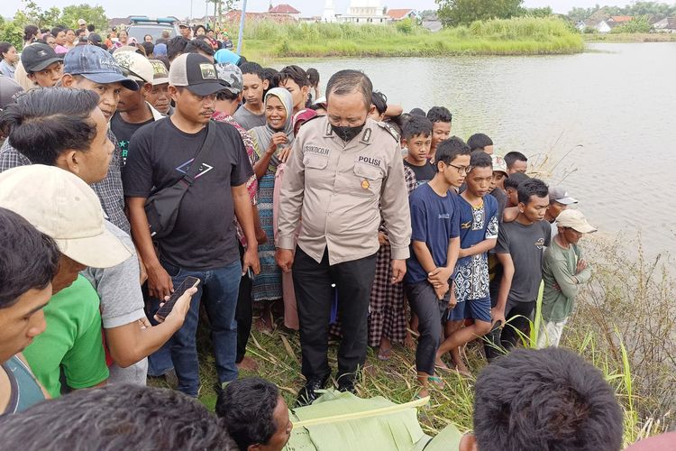 Polisi saat mendatangi tempat dua anak meninggal dunia usai tenggelam di waduk, yang berada di Dusun/Desa Tenggor, Kecamatan Balongpanggang, Gresik, Jawa Timur.