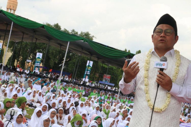 Ketua DPP Partai Kebangkitan Bangsa Muhaimin Iskandar saat menghadiri kegiatan khataman Alquran bersama puluhan ribu warga Kabupaten Pekalongan, tokoh masyarakat, dan para santri di Alun-Alun Pekalongan, Sabtu (18/11/2017).
