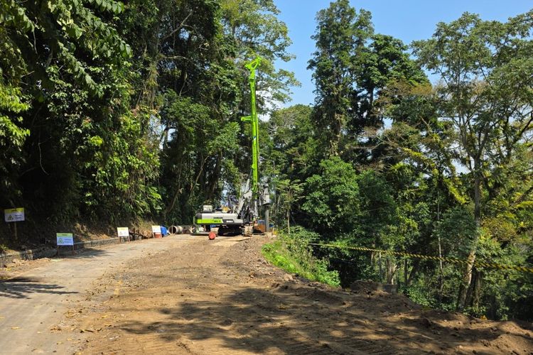 Kementerian Pekerjaan Umum (PU) sedang melakukan pekerjaan preservasi jalan nasional pada ruas Sumberjati?Batas Kabupaten Banyuwangi, tepatnya di Km 233+500 yang dikenal sebagai Tikungan Mbah Singo di Jalur Gumitir, Kabupaten Jember, Jawa Timur.