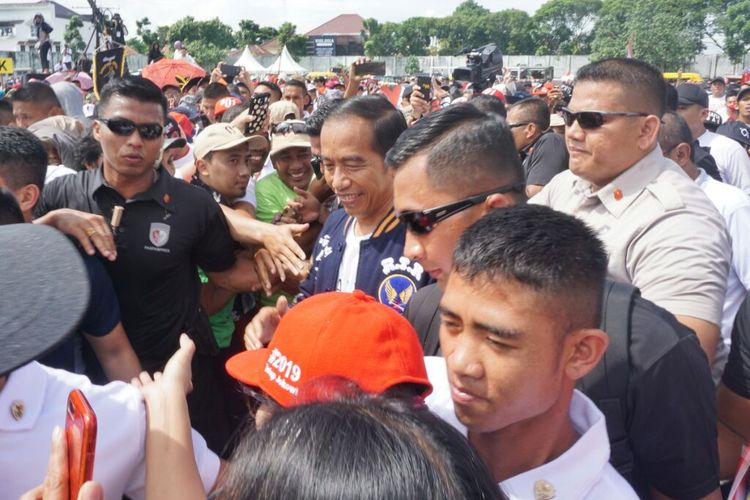 Capres nomor urut 1 Joko Widodo saat menghampiri untuk menyapa peserta  deklarasi “Alumni Jogja SATUkan Indonesia” yang hadir dj Stadion Kridosono, Kota Yogyakarta