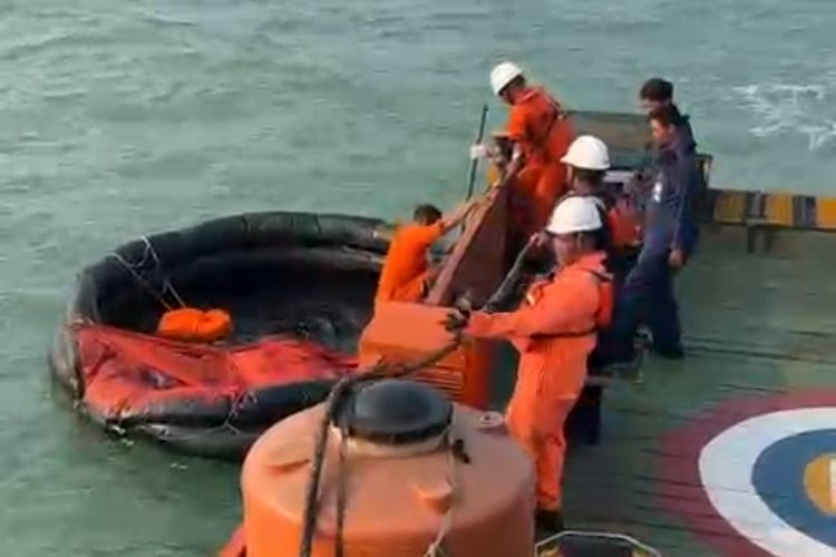 Hari Ke-2 Pencarian ABK Kapal Khatulistiwa di Perairan Tuban, Tim SAR Temukan Liferaft