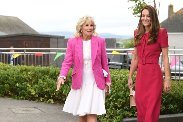 Ibu negara AS Jill Biden dan Kate Middelton dalam kunjungan ke sebuah sekolah di Cornwall, Inggris.