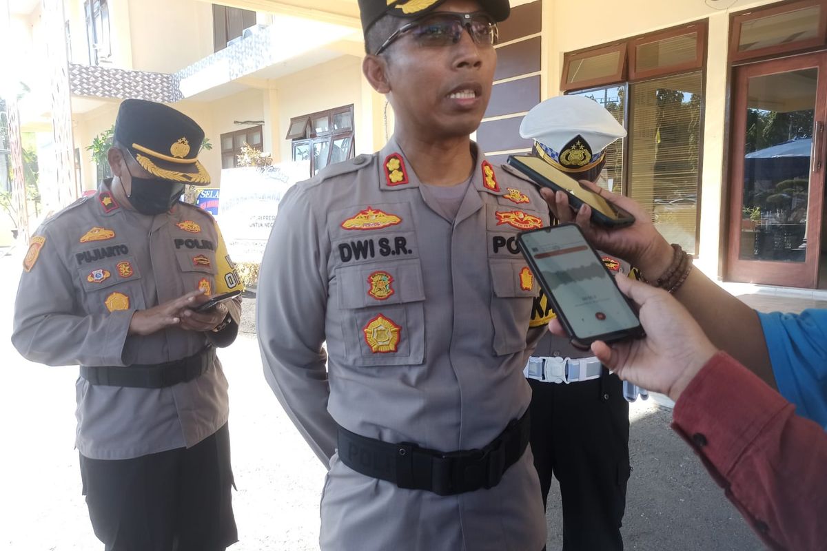 Foto: Kapolres Situbondo AKBP Dwi Sumrahadi Rakhmanto ketika menemui wartawan.