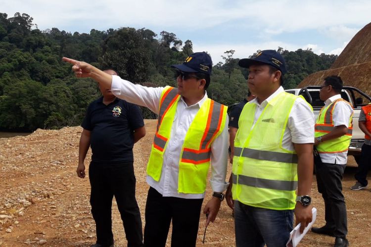 Kepala Balai Pelaksanaan Jalan Nasional (BPJN) XII Refly Ruddy Tangkere tengah menjelaskan kondisi jalan perbatasan Indonesia-Malaysia di Kalimantan Utara