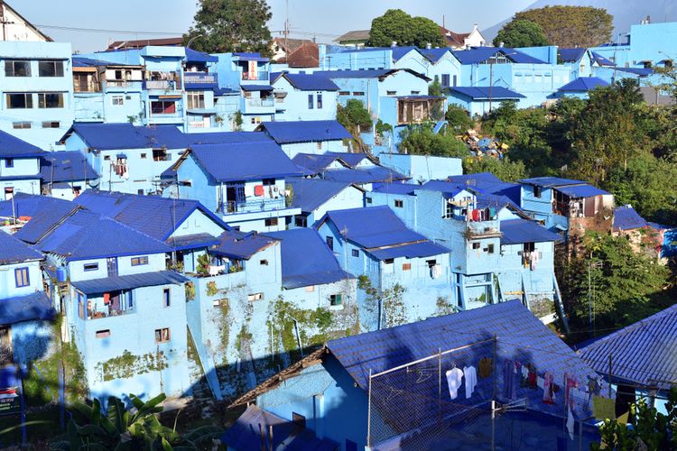 Kampung Biru di Malang. Kampung ini menjadi satu dari tujuh kampung tematik yang dijadikan tempat menggelar Festival Kali Brantas.