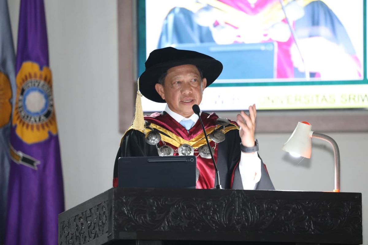 Menteri Dalam Negeri (Mendagri) Muhammad Tito Karnavian saat menyampaikan orasi ilmiah di Auditorium Universitas Sriwijaya (Unsri) Kampus Indralaya, Kabupaten Ogan Ilir, Sumatera Selatan (Sumsel), Senin (3/11/2025).