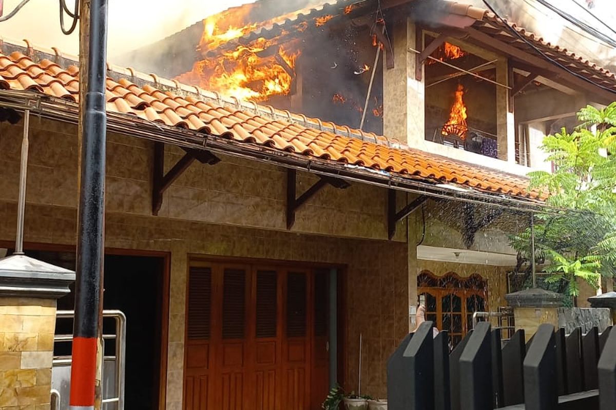 Sebuah rumah mewah di Jalan H Taiman, Gedong, Pasar Rebo, Jakarta Timur, terbakar pada Selasa (20/9/2022).