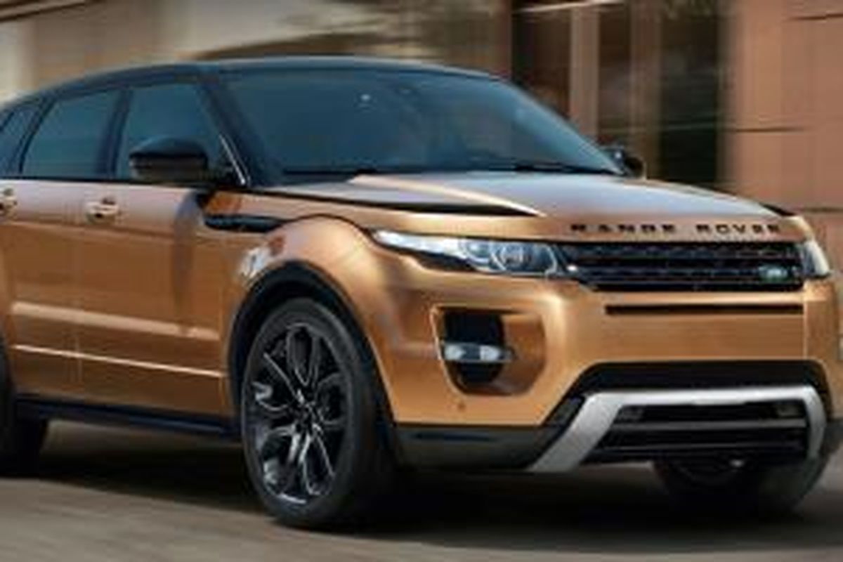 Range Rover Evoque edisi khusus Imlek dengan warna keemasan.