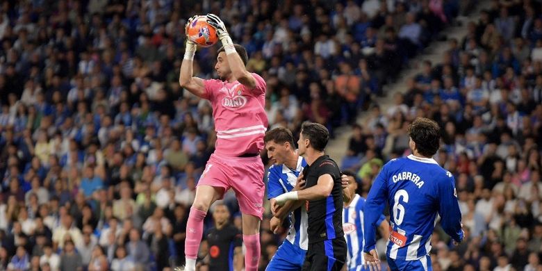 Barcelona mendapatkan salah satu talenta terbaik yang dimiliki Spanyol dalam diri kiper Joan Garcia. Pengumuman resmi mengenai transfer penjaga gawang berusia 24 tahun ini disampaikan oleh Barcelona pada Rabu (18/6/2025).