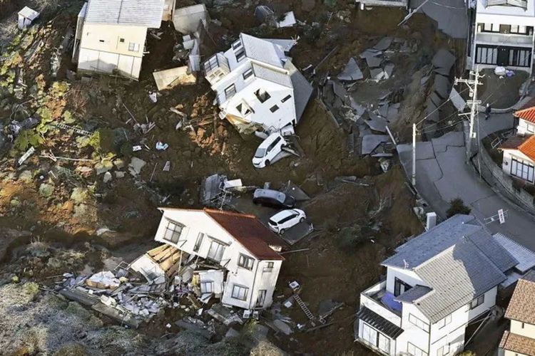 Sejumlah rumah ambruk akibat gempa di Kanazawa, Prefektur Ishikawa, pada 2 Januari 2024.