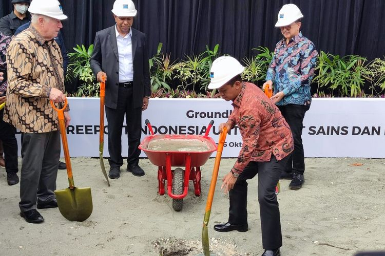 Menteri Investasi Bahlil Lahadalia melakukan peletakan batu pertama pembangunan Gedung Sains dan Kemitraan Uncen yang dibangun oleh PTFI, Jayapura, Papua, Kamis (6/10/2022)