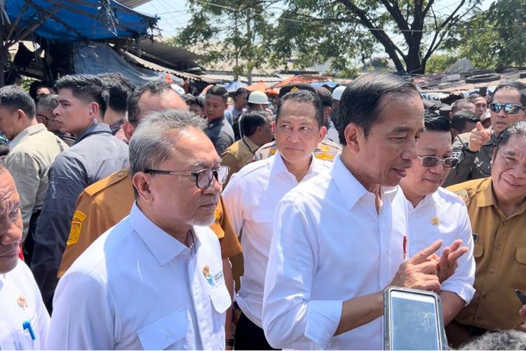 Presiden Joko Widodo (Jokowi) dan Menteri Perdagangan Zulkifli Hasan usai mengunjungi Pasar Kranggot, Cilegon, Banten, Selasa (12/9/2023).