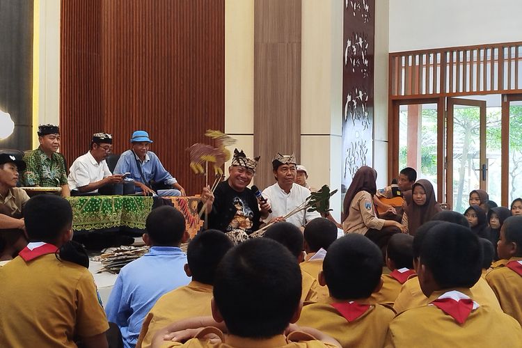 Pertunjukan wayang bambu ditampilkan di hadapan para siswa sekolah rakyat Banyuwangi.