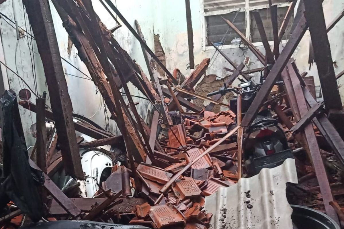 Rumah rusak di Desa Muarabaru Kecamatan Wetan, Kabupaten Karawang akibat hujan deras disertai  angin kencang, Kamis (14/3/2024).