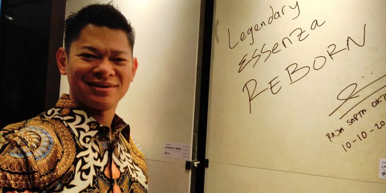 Komisaris Utama PT Intikeramik Alamasri Industri Tbk Raja Sapta Oktohari meresmikan showroom Essenza di Mega Kuningan, Jakarta, Kamis (10/10/2019)