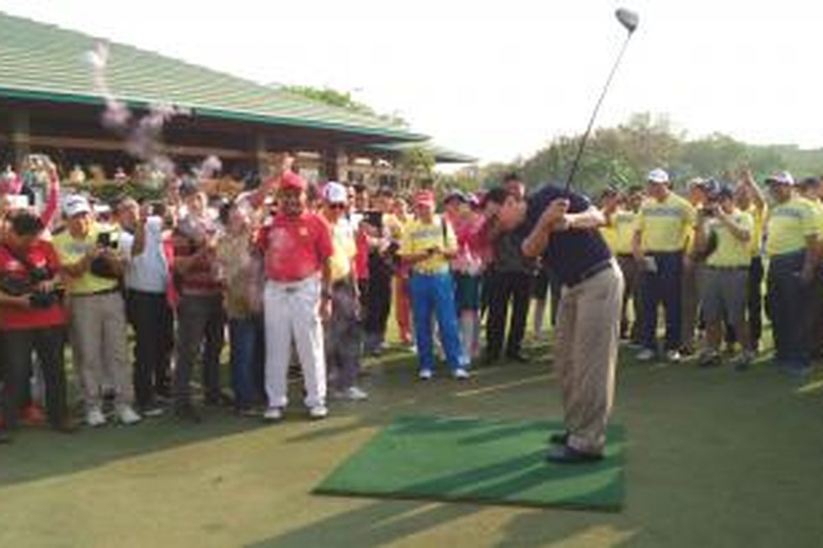 Gubernur DKI Basuki Tjahaja Purnama membuka turnamen golf Piala Gubernur 2015 dalam rangka bulan dana PMI di Pantai Indah Kapuk, Sabtu (14/11/2015). 