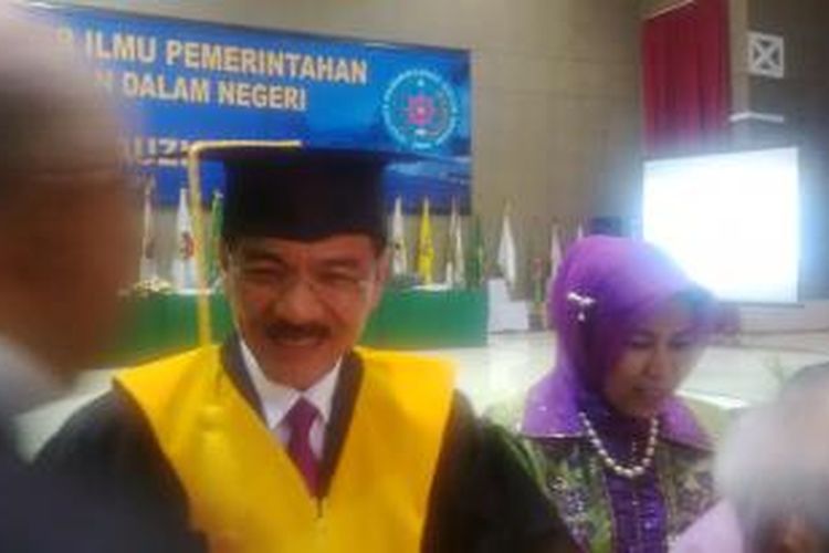 Gamawan Fauzi didampingi istrinya saat bersalaman dengan hadirin dan tamu undangan usai sidang promosi gelar doktor Ilmu Pemerintahan di Institut Pemerintahan Dalam Negeri (IPDN), Jatinangor, Sumedang, Jawa Barat, Jumat, (19/9/2014).