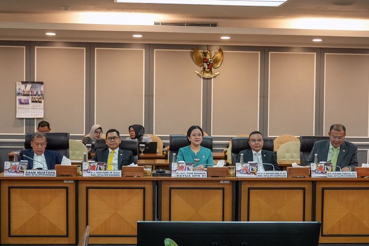 Ketua DPR RI Puan Maharani bersama Pimpinan DPR RI lainnya saat menggelar Rapat Pimpinan (Rapim) pada Badan Musyawarah (Bamus) di Gedung Nusantara II DPR RI, Senayan, Jakarta, Senin (21/10/2024). 
