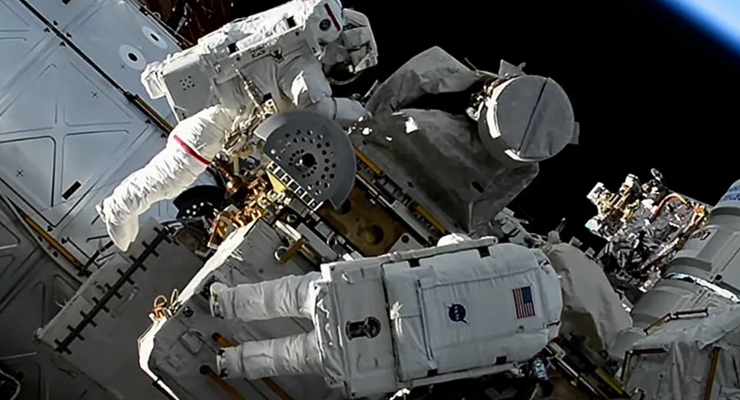 Sebagian Besar Astronot Alami Kuku Copot Setelah "Spacewalk" 